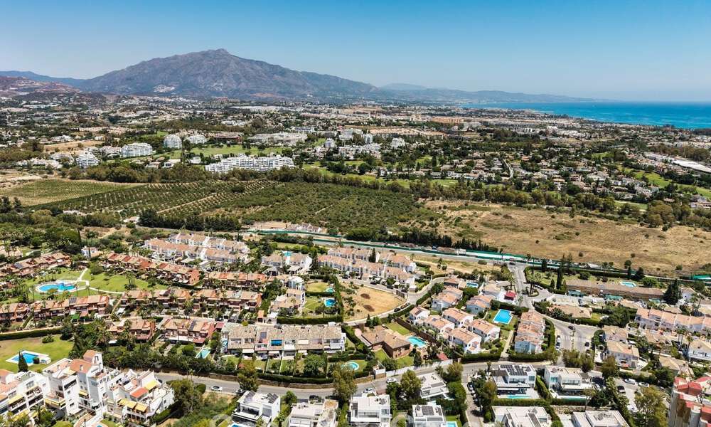 Modernistische villa te koop in een private community omgeven door groen, op de New Golden Mile tussen Marbella en Estepona 785375