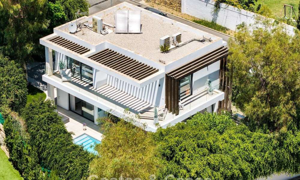 Modernistische villa te koop in een private community omgeven door groen, op de New Golden Mile tussen Marbella en Estepona 785376