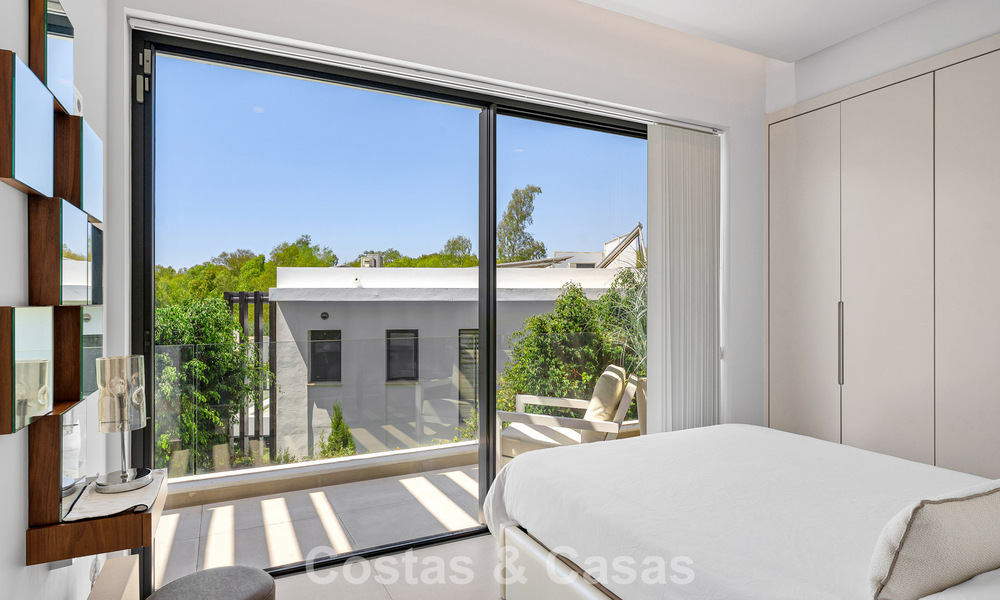 Modernistische villa te koop in een private community omgeven door groen, op de New Golden Mile tussen Marbella en Estepona 785377