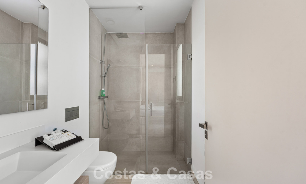 Modernistische villa te koop in een private community omgeven door groen, op de New Golden Mile tussen Marbella en Estepona 785379