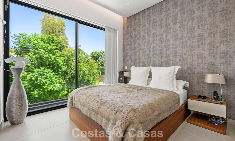 Modernistische villa te koop in een private community omgeven door groen, op de New Golden Mile tussen Marbella en Estepona 785380