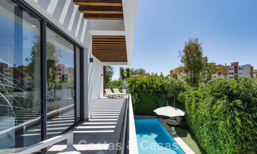 Modernistische villa te koop in een private community omgeven door groen, op de New Golden Mile tussen Marbella en Estepona 785385