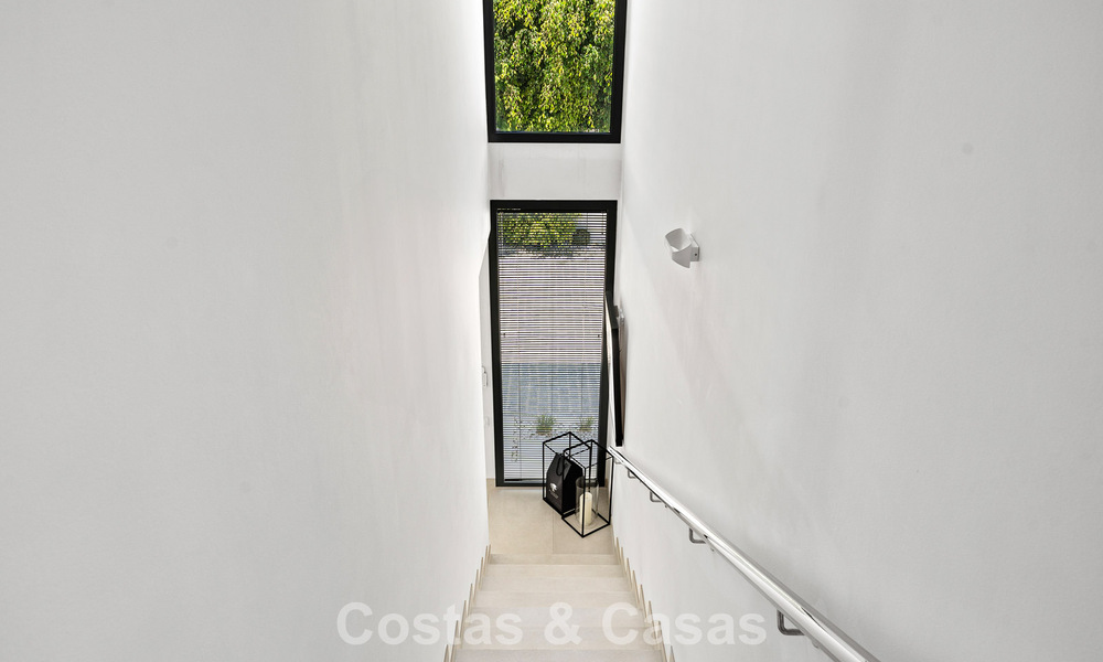 Modernistische villa te koop in een private community omgeven door groen, op de New Golden Mile tussen Marbella en Estepona 785386