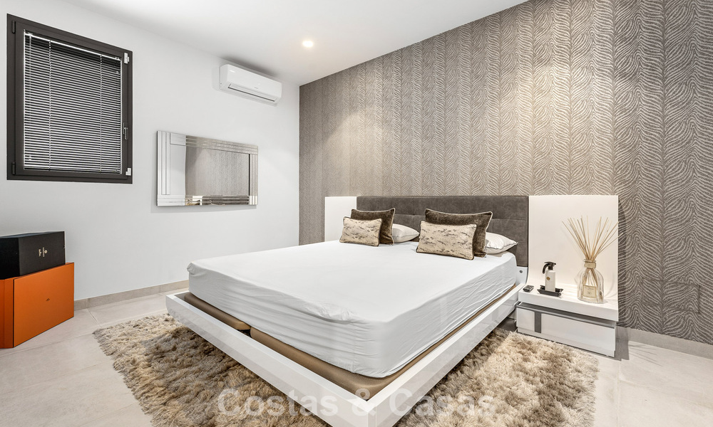 Modernistische villa te koop in een private community omgeven door groen, op de New Golden Mile tussen Marbella en Estepona 785388