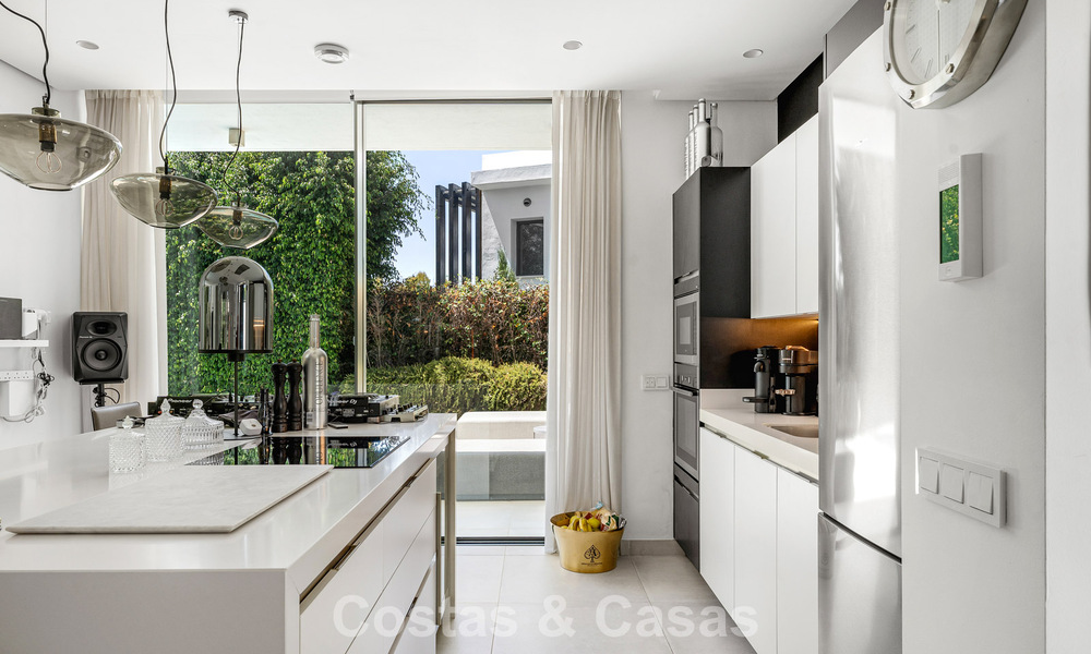Modernistische villa te koop in een private community omgeven door groen, op de New Golden Mile tussen Marbella en Estepona 785390