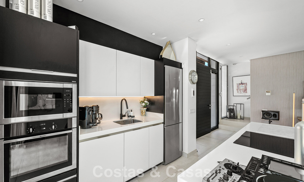 Modernistische villa te koop in een private community omgeven door groen, op de New Golden Mile tussen Marbella en Estepona 785391
