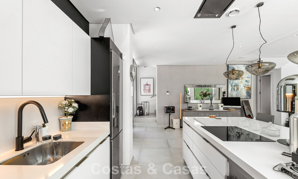 Modernistische villa te koop in een private community omgeven door groen, op de New Golden Mile tussen Marbella en Estepona 785392