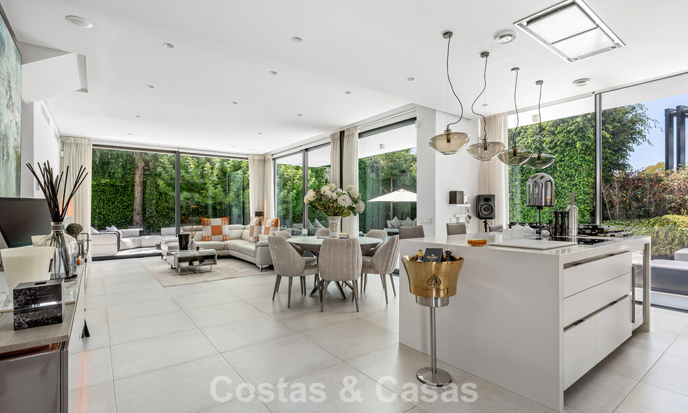 Modernistische villa te koop in een private community omgeven door groen, op de New Golden Mile tussen Marbella en Estepona 785393