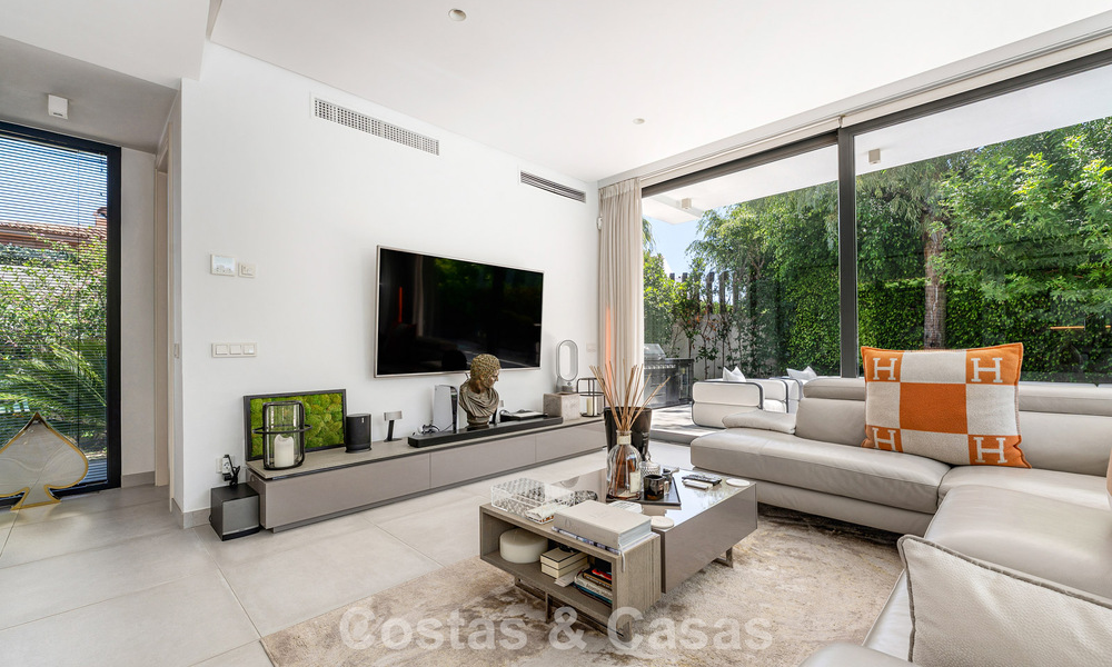 Modernistische villa te koop in een private community omgeven door groen, op de New Golden Mile tussen Marbella en Estepona 785395