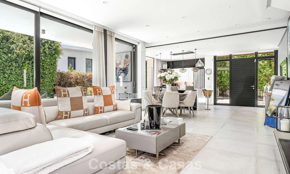 Modernistische villa te koop in een private community omgeven door groen, op de New Golden Mile tussen Marbella en Estepona 785396