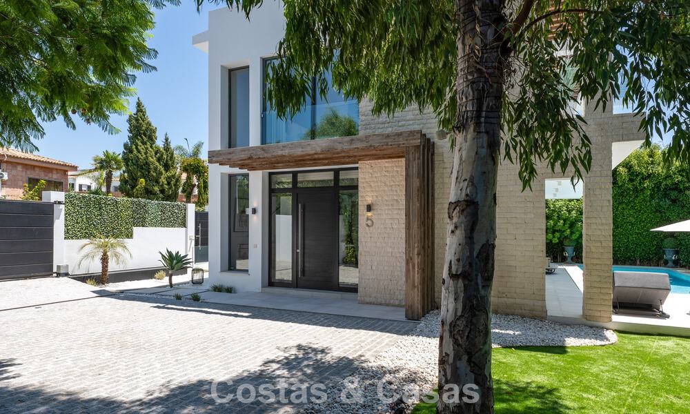 Modernistische villa te koop in een private community omgeven door groen, op de New Golden Mile tussen Marbella en Estepona 785397