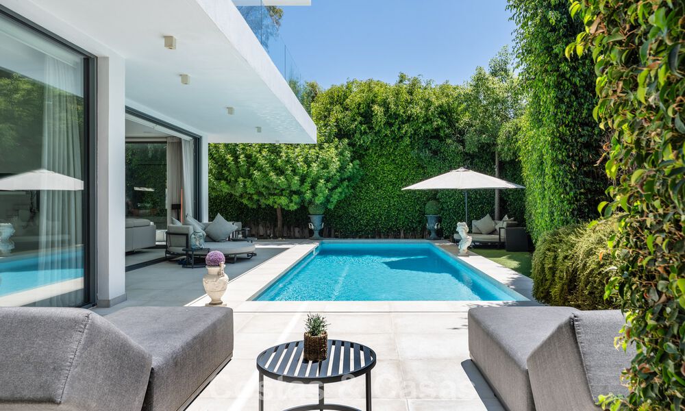 Modernistische villa te koop in een private community omgeven door groen, op de New Golden Mile tussen Marbella en Estepona 785399