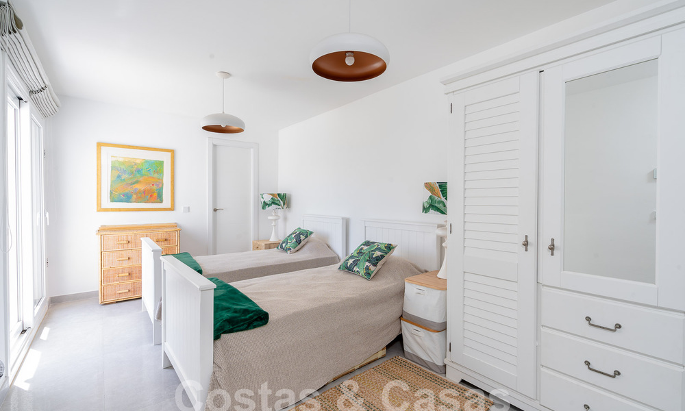 Charmante woningen te koop in een eerstelijns strandurbanisatie nabij Estepona stad 808330