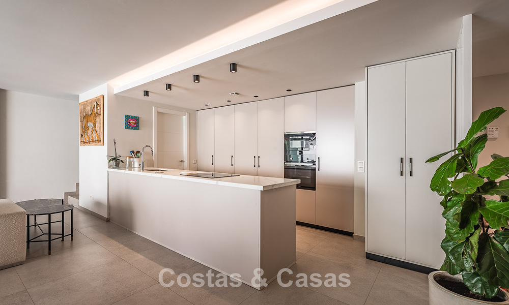 Eigentijds luxe penthouse met ruim dakterras te koop dicht bij alle voorzieningen en het centrum van San Pedro, Marbella 785486