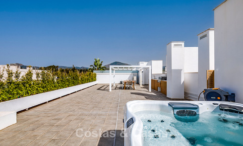 Eigentijds luxe penthouse met ruim dakterras te koop dicht bij alle voorzieningen en het centrum van San Pedro, Marbella 785493