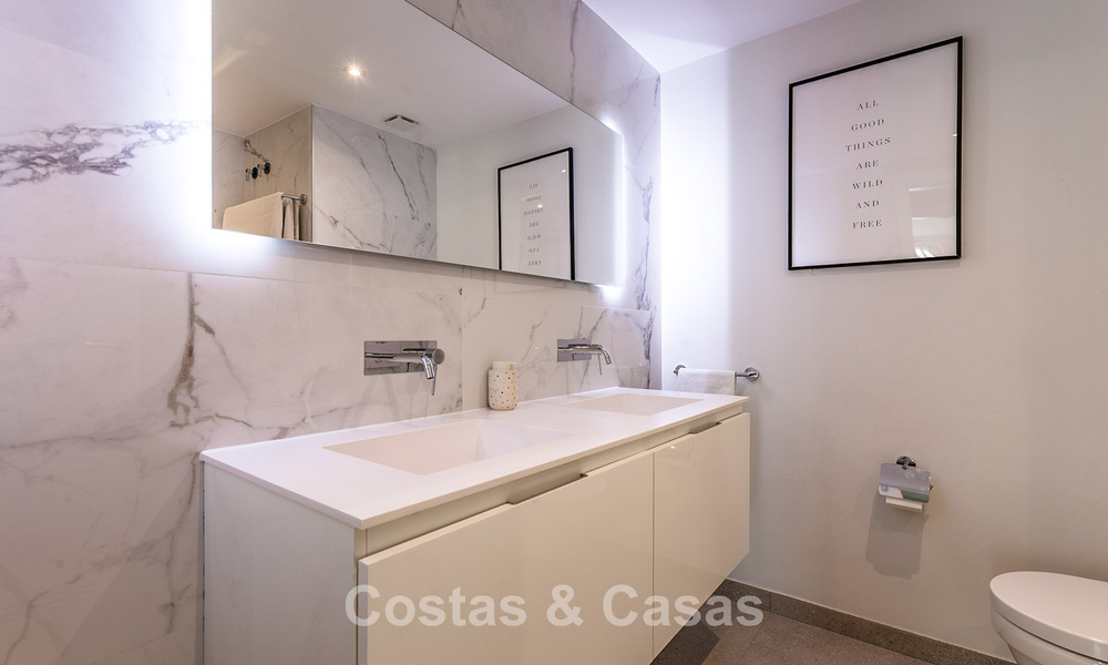 Eigentijds luxe penthouse met ruim dakterras te koop dicht bij alle voorzieningen en het centrum van San Pedro, Marbella 785498