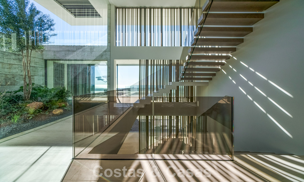 Nieuwe, high-end luxevilla te koop met zeezicht in een gated en permanent bewaakte villawijk van Sotogrande, Costa del Sol 785672