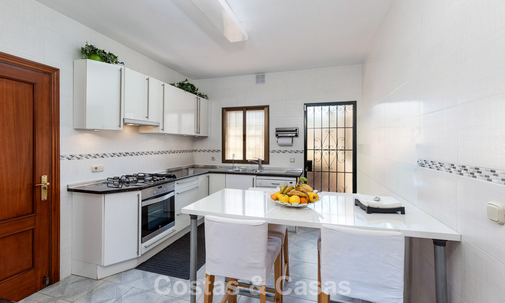 Prachtige, 6-slaapkamer villa te koop, direct aan de Los Naranjos Golf Club in Nueva Andalucia, Marbella 785727