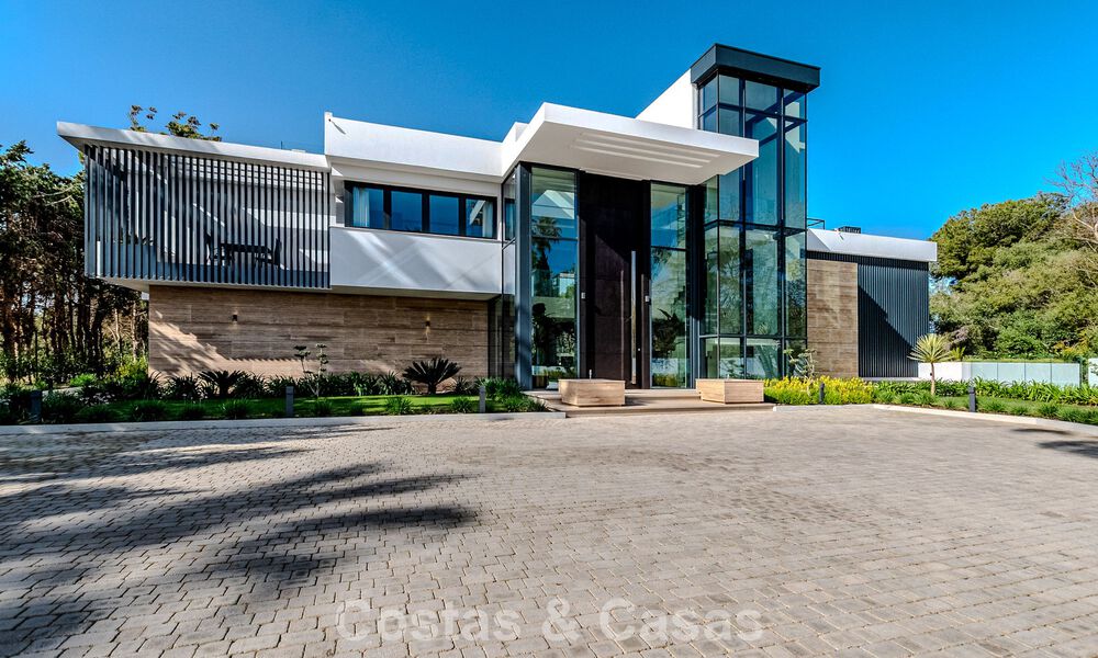 Majestueus meesterwerk te koop in een strakke, moderne stijl in een beveiligde villawijk van Sotogrande, Costa del Sol 786197
