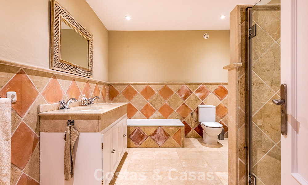 Uitmuntende luxevilla te koop in een tijdloze Andalusische architectuur, met zeezicht in Benahavis - Marbella 786046