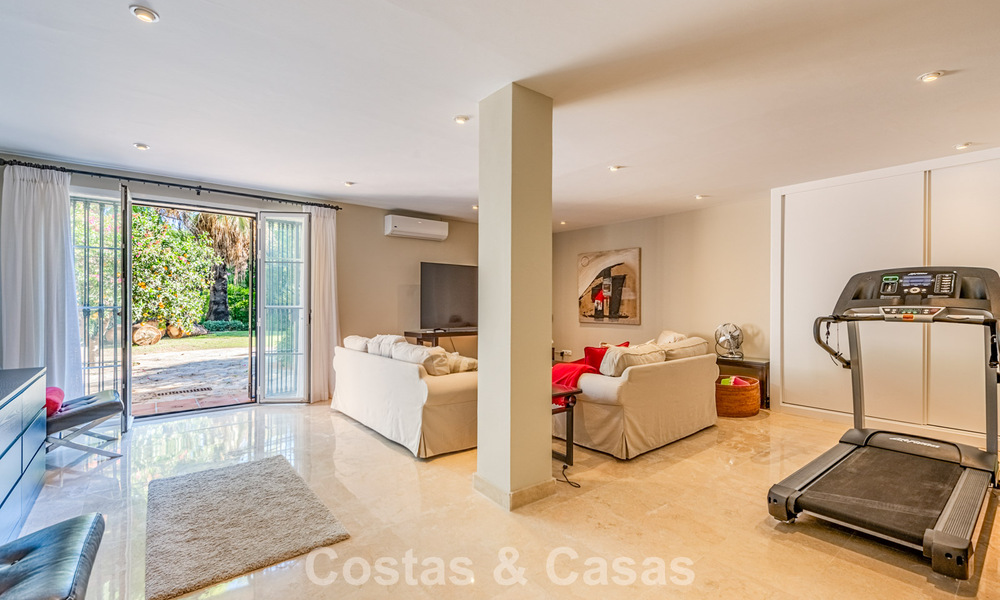 Uitmuntende luxevilla te koop in een tijdloze Andalusische architectuur, met zeezicht in Benahavis - Marbella 786047