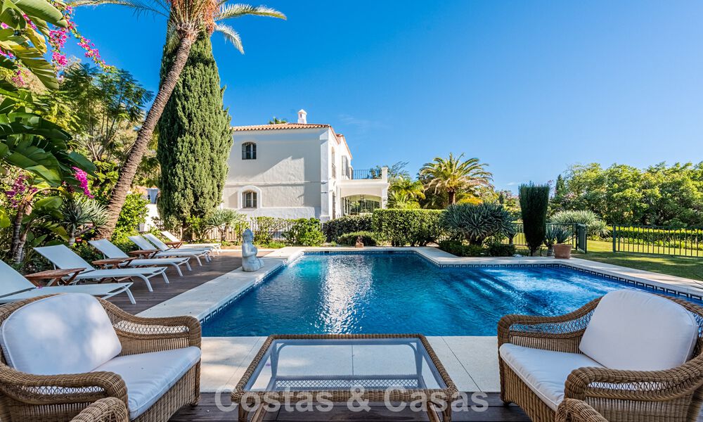 Uitmuntende luxevilla te koop in een tijdloze Andalusische architectuur, met zeezicht in Benahavis - Marbella 786052
