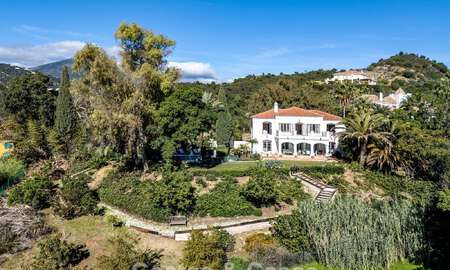 Uitmuntende luxevilla te koop in een tijdloze Andalusische architectuur, met zeezicht in Benahavis - Marbella 786056