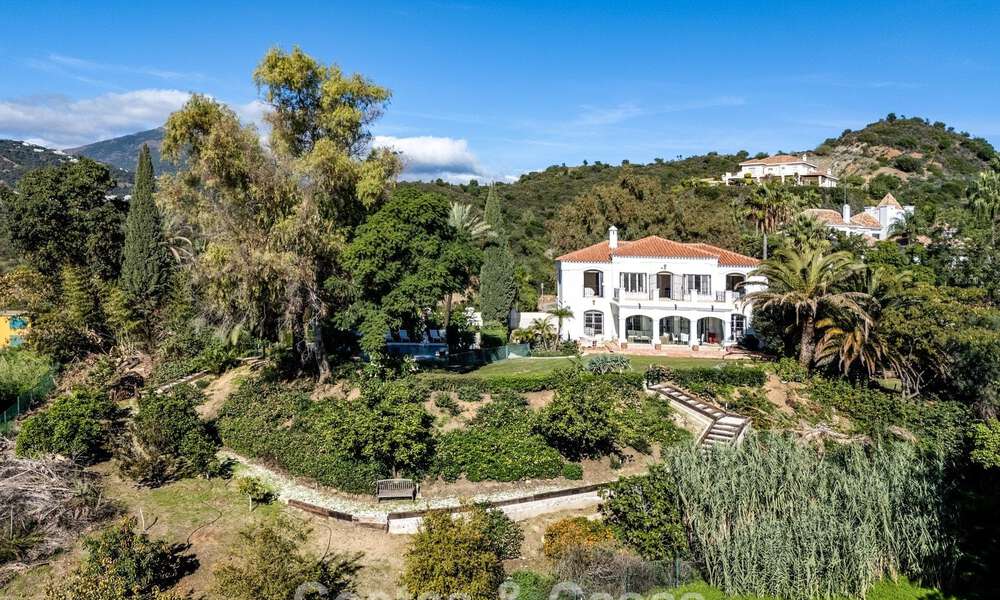 Uitmuntende luxevilla te koop in een tijdloze Andalusische architectuur, met zeezicht in Benahavis - Marbella 786056