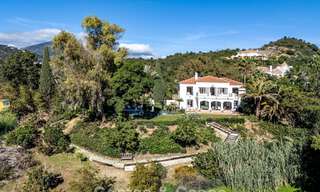 Uitmuntende luxevilla te koop in een tijdloze Andalusische architectuur, met zeezicht in Benahavis - Marbella 786056