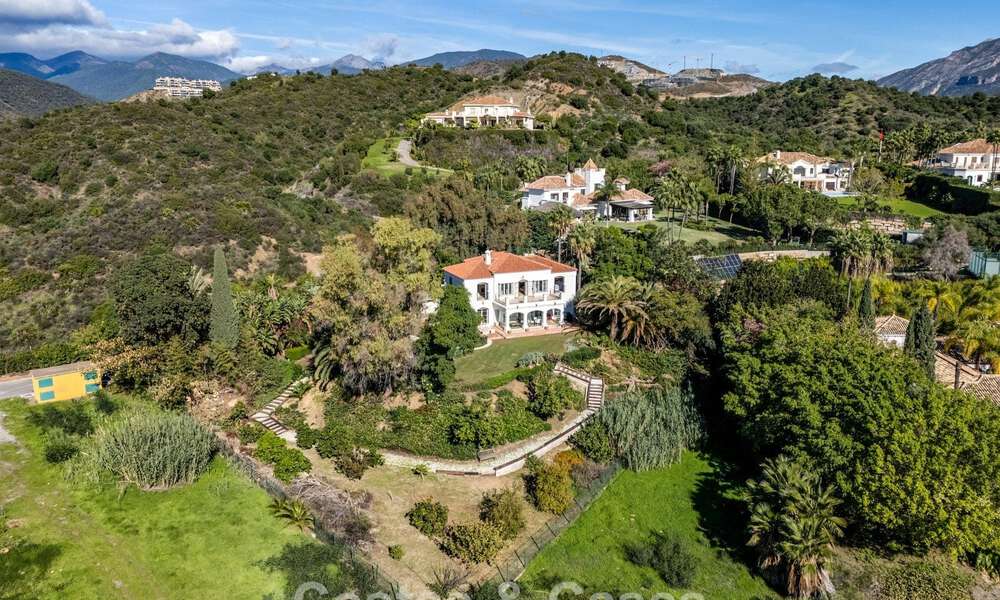Uitmuntende luxevilla te koop in een tijdloze Andalusische architectuur, met zeezicht in Benahavis - Marbella 786057