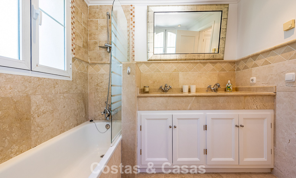 Uitmuntende luxevilla te koop in een tijdloze Andalusische architectuur, met zeezicht in Benahavis - Marbella 786061