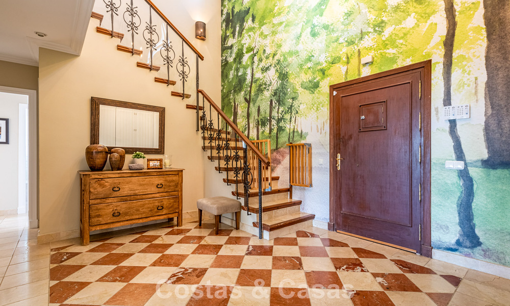 Uitmuntende luxevilla te koop in een tijdloze Andalusische architectuur, met zeezicht in Benahavis - Marbella 786069