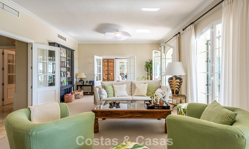 Uitmuntende luxevilla te koop in een tijdloze Andalusische architectuur, met zeezicht in Benahavis - Marbella 786072