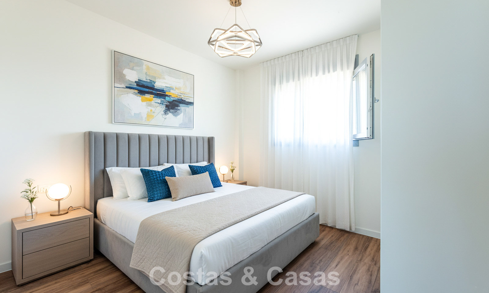 Instapklaar, gloednieuw, modern appartement te koop op bovenste verdieping in golfurbanisatie vlak bij Estepona stad 785915