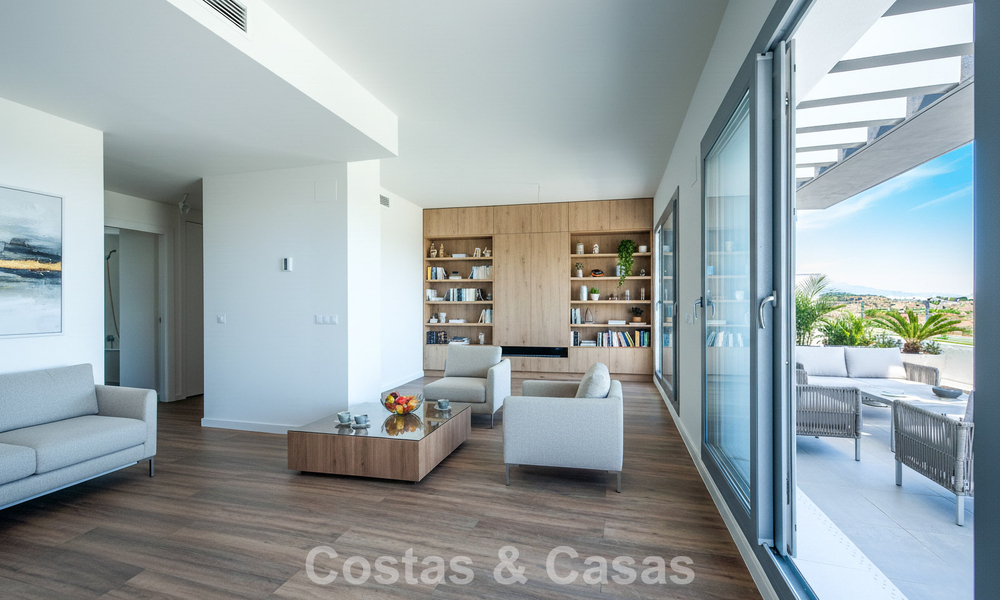Instapklaar, gloednieuw, modern appartement te koop op bovenste verdieping in golfurbanisatie vlak bij Estepona stad 785916