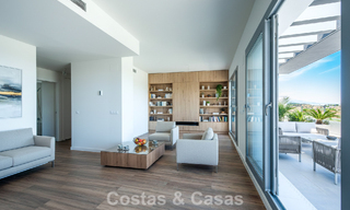 Instapklaar, gloednieuw, modern appartement te koop op bovenste verdieping in golfurbanisatie vlak bij Estepona stad 785916 