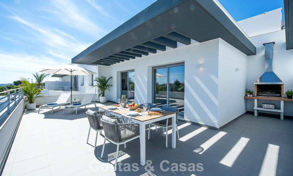 Instapklaar, gloednieuw, modern appartement te koop op bovenste verdieping in golfurbanisatie vlak bij Estepona stad 785917
