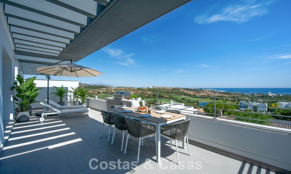 Instapklaar, gloednieuw, modern appartement te koop op bovenste verdieping in golfurbanisatie vlak bij Estepona stad 785918