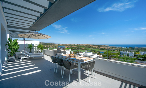 Instapklaar, gloednieuw, modern appartement te koop op bovenste verdieping in golfurbanisatie vlak bij Estepona stad 785918