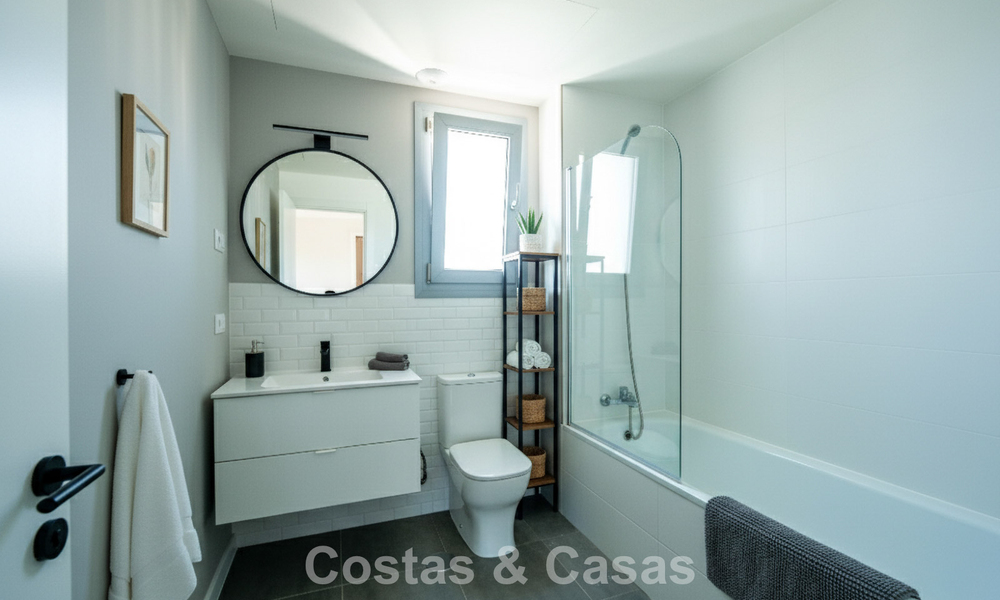 Instapklaar, gloednieuw, modern appartement te koop op bovenste verdieping in golfurbanisatie vlak bij Estepona stad 785919