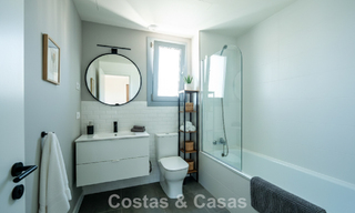 Instapklaar, gloednieuw, modern appartement te koop op bovenste verdieping in golfurbanisatie vlak bij Estepona stad 785919 