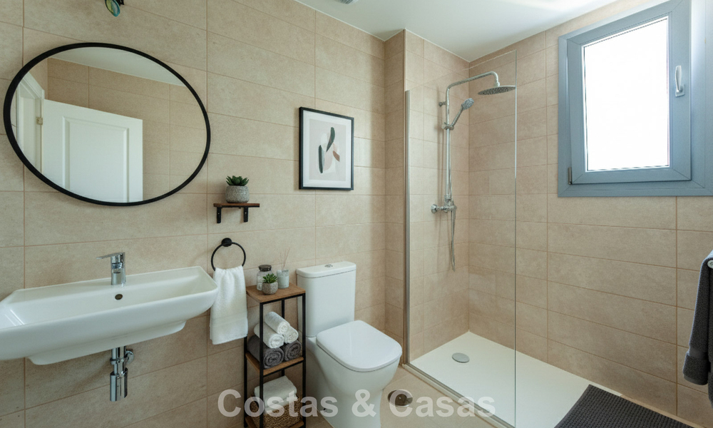Instapklaar, gloednieuw, modern appartement te koop op bovenste verdieping in golfurbanisatie vlak bij Estepona stad 785920