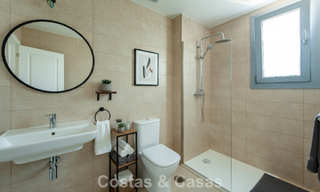 Instapklaar, gloednieuw, modern appartement te koop op bovenste verdieping in golfurbanisatie vlak bij Estepona stad 785920 