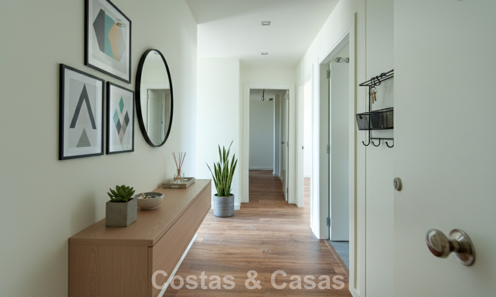 Instapklaar, gloednieuw, modern appartement te koop op bovenste verdieping in golfurbanisatie vlak bij Estepona stad 785921