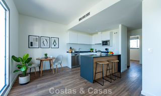 Instapklaar, gloednieuw, modern appartement te koop op bovenste verdieping in golfurbanisatie vlak bij Estepona stad 785924 