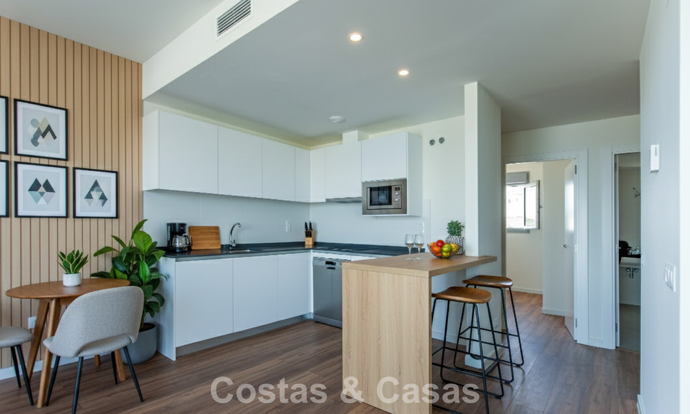 Instapklaar, gloednieuw, modern appartement te koop op bovenste verdieping in golfurbanisatie vlak bij Estepona stad 785925