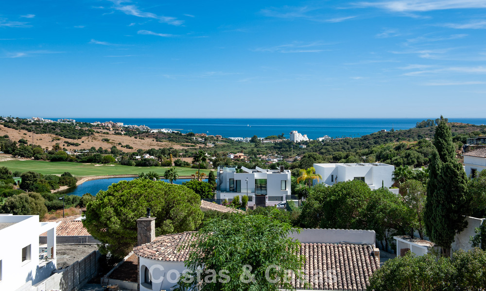 Instapklaar, gloednieuw, modern appartement te koop op bovenste verdieping in golfurbanisatie vlak bij Estepona stad 785926
