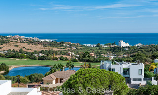 Instapklaar, gloednieuw, modern appartement te koop op bovenste verdieping in golfurbanisatie vlak bij Estepona stad 785928 