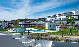 Instapklaar, gloednieuw, modern appartement te koop op bovenste verdieping in golfurbanisatie vlak bij Estepona stad 785930 