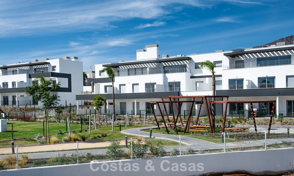 Instapklaar, gloednieuw, modern appartement te koop op bovenste verdieping in golfurbanisatie vlak bij Estepona stad 785931